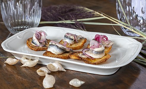 Marinierte Sardellenfilets auf dickem Kartoffelchip