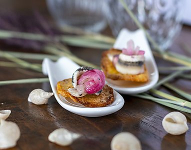 Marinierte Sardellenfilets auf dickem Kartoffelchip