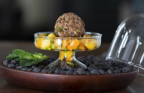 Schwarze-Kichererbsen-Falafel auf Mango-Physalis-Salsa