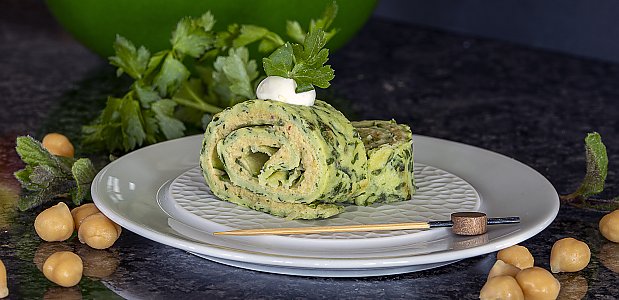 Kräuter-Pfannkuchen mit Salzzitronen-Hummus und Gurke
