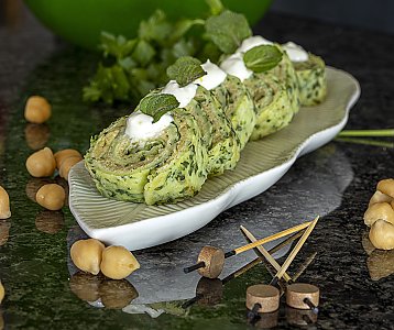 Kräuter-Pfannkuchen mit Salzzitronen-Hummus und Gurke