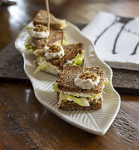 Mini-Sandwich mit Frischkäse und Spitzkohlsalat