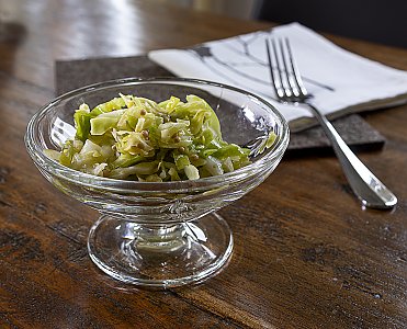Spitzkohlsalat mit Sonnenblumenkernen, roh geknetet