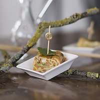 Asiatisches Omelett mit Möhre und Lauchzwiebel in Häppchenform