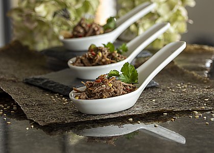 Thailändischer Rindfleisch-Salat auf Häppchenlöffel serviert