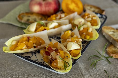 Tomaten-Pfirsich-Salsa mit Estragon auf kleinen Chicoree-Blättern