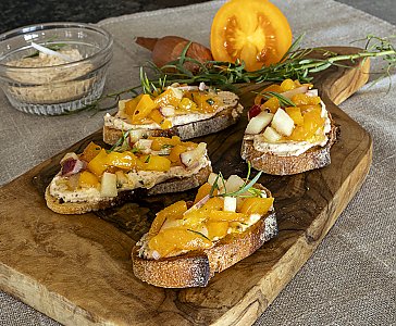 Tomaten-Pfirsich-Salsa mit Estragon auf Ricotta-Crostini
