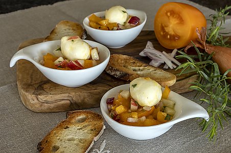 Tomaten-Pfirsich-Salsa mit Estragon mit Mini-Mozzarella-Kugeln auf Gourmet-Löffel