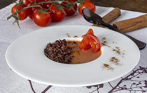 Tomaten-Zimt-Panacotta mit Pumpernickel-Crunch und Zimtöl