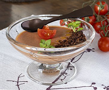 Tomaten-Zimt-Panacotta mit Pumpernickel-Crunch und Zimtöl