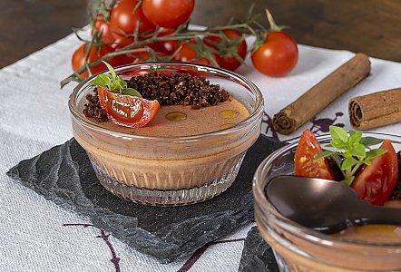 Tomaten-Zimt-Panacotta mit Pumpernickel-Crunch und Zimtöl