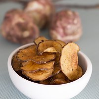 Topinambur-Chips in kleiner Porzellanschale