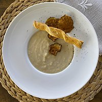 Topinambur-Suppe mit Weißwein und selbst gemachten Topinambur-Chips