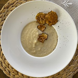 Topinambur-Suppe mit Weißwein und selbst gemachten Topinambur-Chips