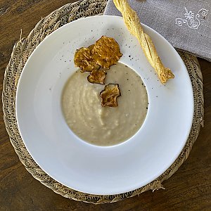 Topinambur-Suppe mit Weißwein und selbst gemachten Topinambur-Chips
