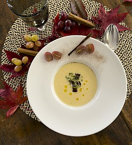 Weißwein-Suppe mit Zimt und Croutons