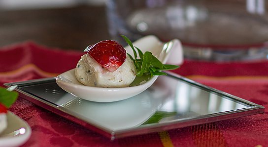 Ziegenfrischkäse mit Erdbeeren und fermentiertem Pfeffer