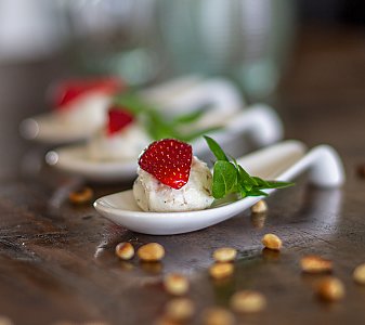 Ziegenfrischkäse mit Erdbeeren und fermentiertem Pfeffer