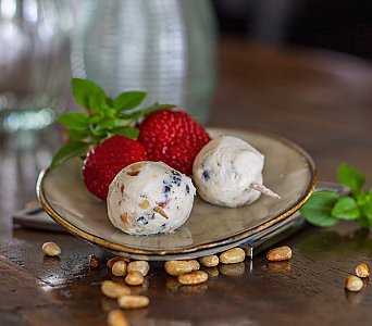 Ziegenfrischkäse mit Erdbeeren und fermentiertem Pfeffer