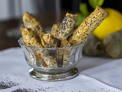 Ziegenfrischkäse-Röllchen mit Walnüssen und Zitronenzesten