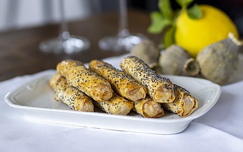Ziegenfrischkäse-Röllchen mit Walnüssen und Zitronenzesten