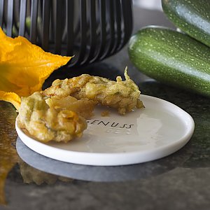 gefüllte Zucchiniblüte im Tempurateig