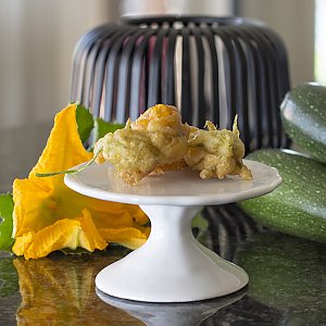 gefüllte Zucchiniblüte im Tempurateig