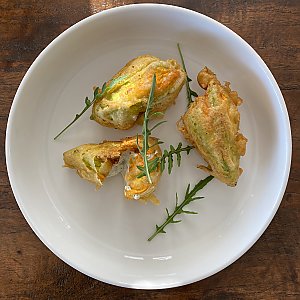 gefüllte Zucchiniblüte im Tempurateig