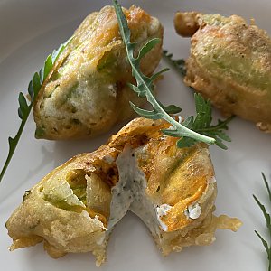 gefüllte Zucchiniblüte im Tempurateig